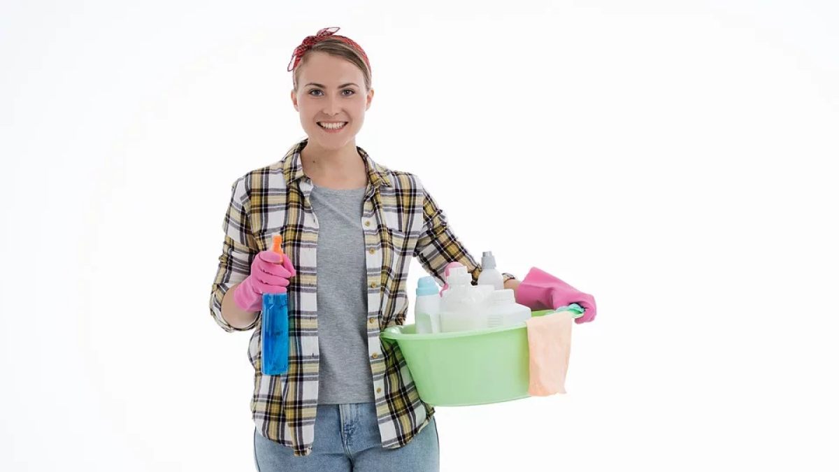 Prepárese con guantes y los productos de limpieza.