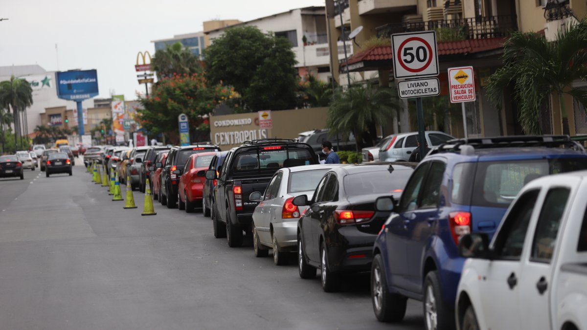 La fila de carros para el auto servicio para hacerse la prueba del coronavirus.
