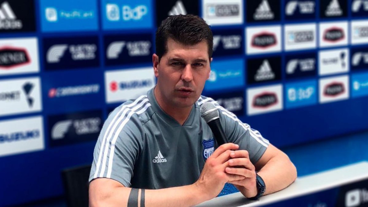 Ismael Rescalvo, técnico de Emelec, tiene el respaldo de la dirigencia para seguir en el cargo.