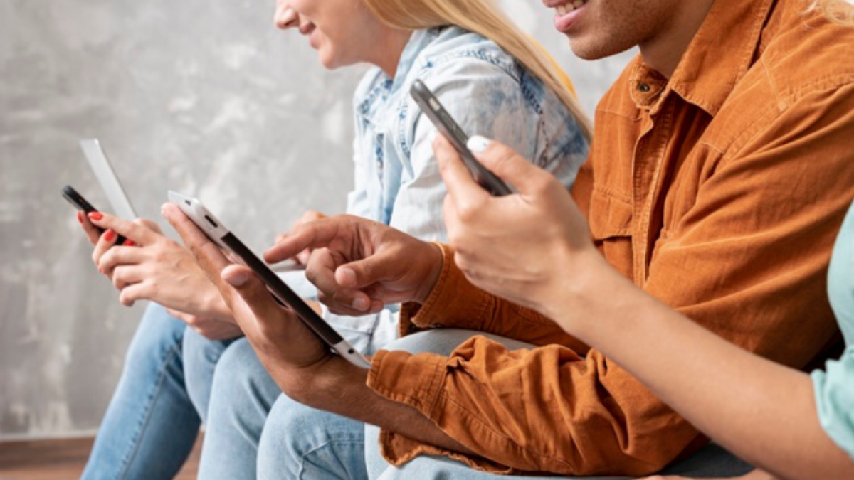 Las relaciones sociales se pueden mantener activas por medio de la tecnología.