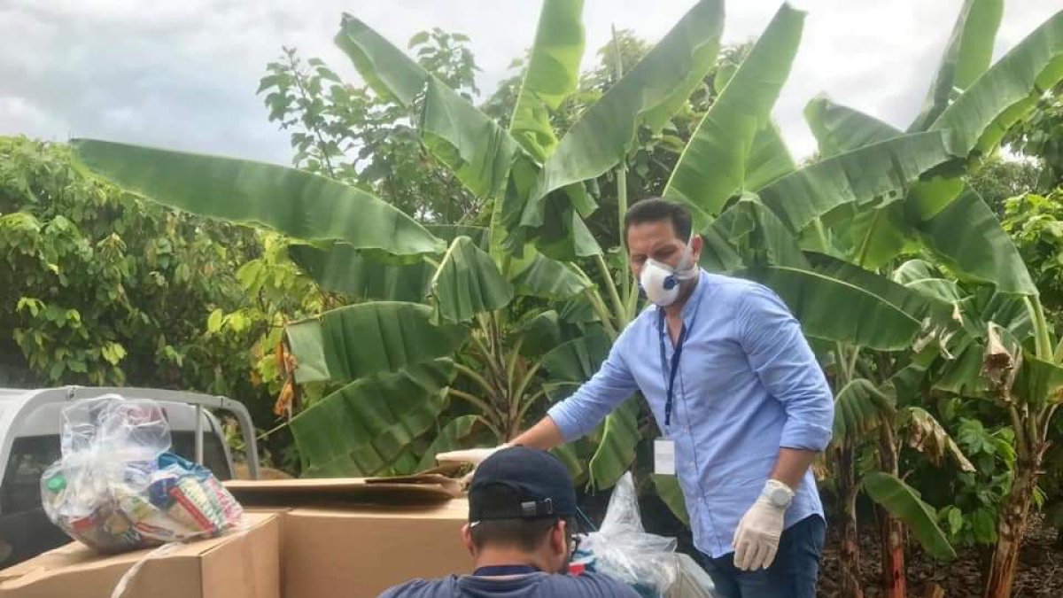 A través de imágenes se observó en los últimos días a Nilton recorrer la provincia entregando raciones alimenticias a personas de los grupos de atención prioritaria.