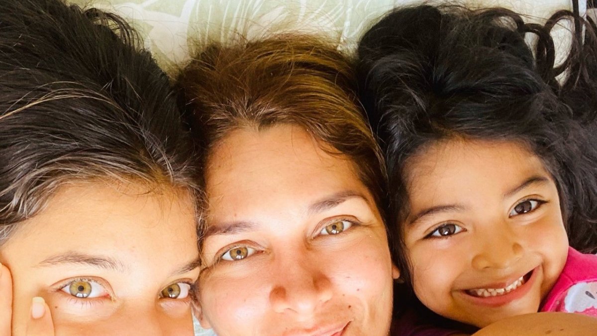 Durante la cuarentena. Gabriela Pazmiño junto a sus hijas Sarah y Martina.