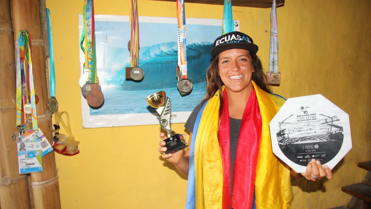 Mimi Barona, surfista ecuatoriana, no ha podido entrenar en la playa por la cuarentena.