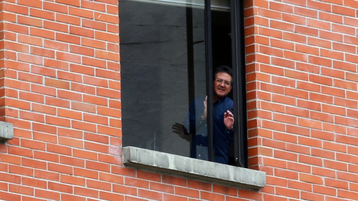 Mauricio Coronel, desde la ventana de su casa, donde guarda aislamiento junto a su familia tras confirmar el primer caso de coronavirus en Quito.