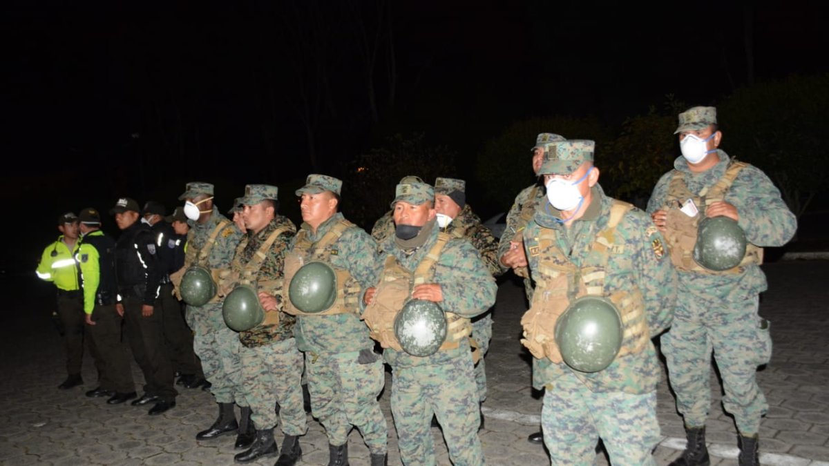 En el país existen alrededor de 42.000 militares. Los uniformados efectúan controles por el toque de queda en apoyo a la Policía.