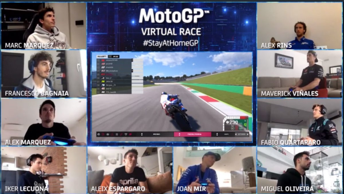 Los motocilcistas durante la competencia en el videojuego oficial del Mundial de MotoGP.
