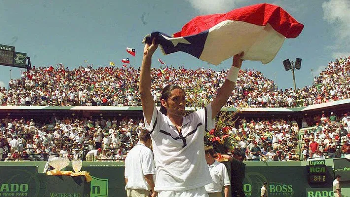 El tenista chileno ondea la bandera chilena en 1998, tras vencer a Agassi y coronarse campeón del Open de Miami, título que le dio el puntaje necesario para escalar al # 1 del mundo.