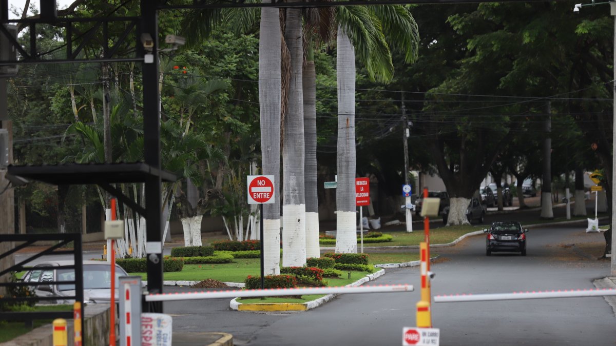 La falta de pequeñas unidades de negocios en las urbanizaciones cerradas obliga a los residentes a acudir a centros de alta congregación.