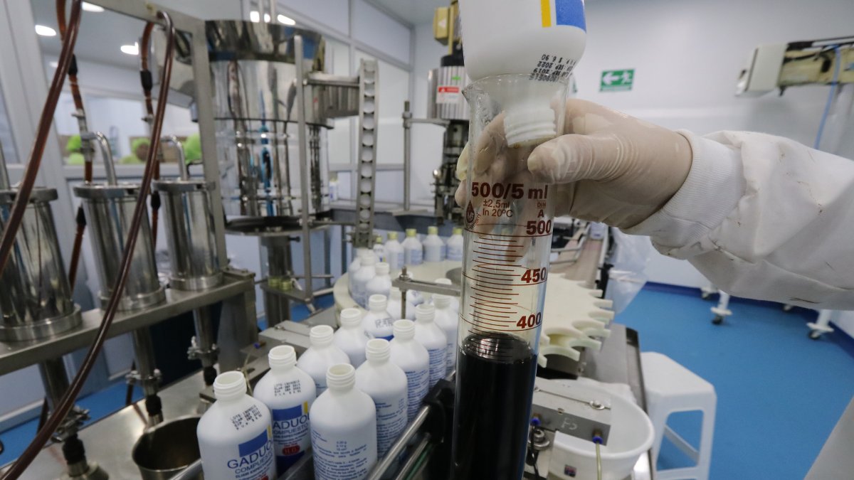 Los laboratorios nacionales están produciendo vitaminas, complejo B y paracetamol.