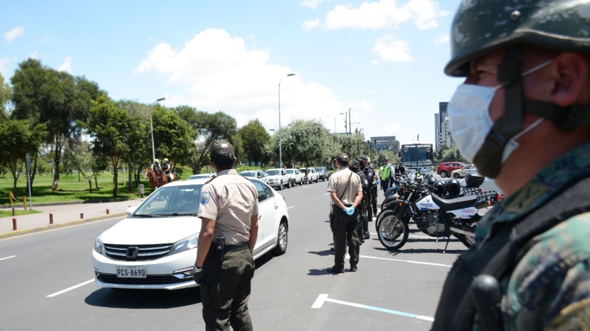 Militares y policías efectúan los controles por las medidas dispuestas por el gobierno para contener el coronavirus