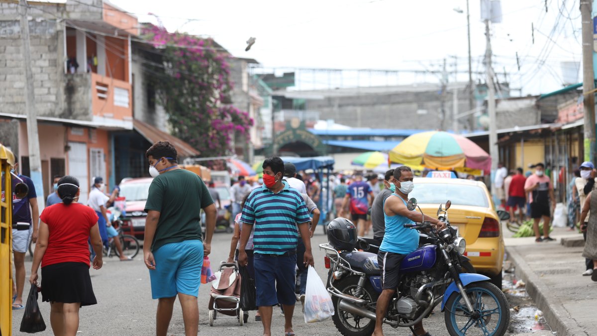 A la hora de salir a comprar la comida, las medidas de bioseguridad las personas las llevan a medias.