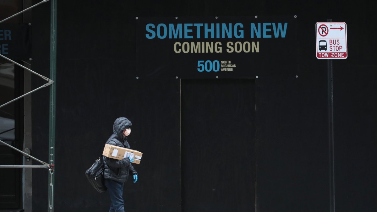 Un peatón camina por una avenida de Michigan casi desierta, el pasado viernes, en Chicago, Illinois.