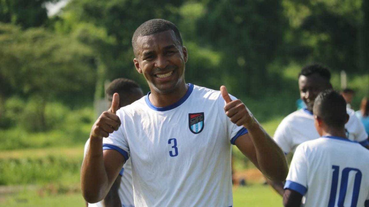 Frickson Erazo, defensa de 9 de Octubre, se muestra optimista del futuro con esta casaquilla.