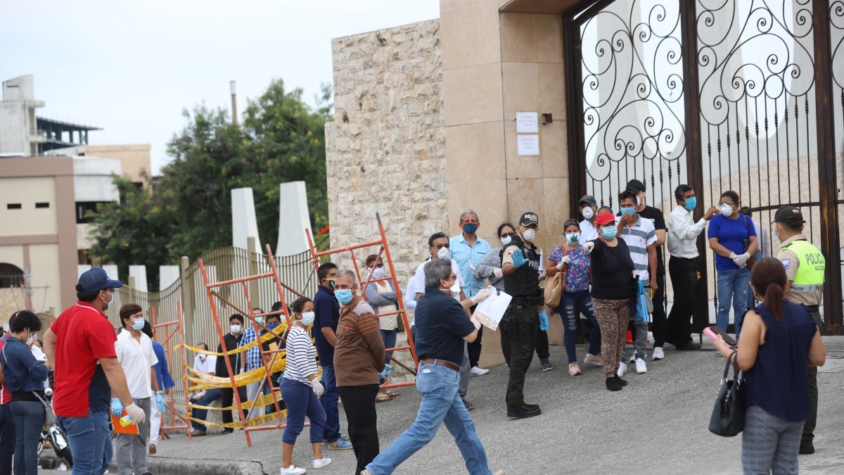Larga espera. En el cementerio Jardines de Esperanza ayer hubo 90 solicitudes, pero la capacidad máxima de entierros por día es de 42. Hay quienes tienen hasta cuatro días esperando.