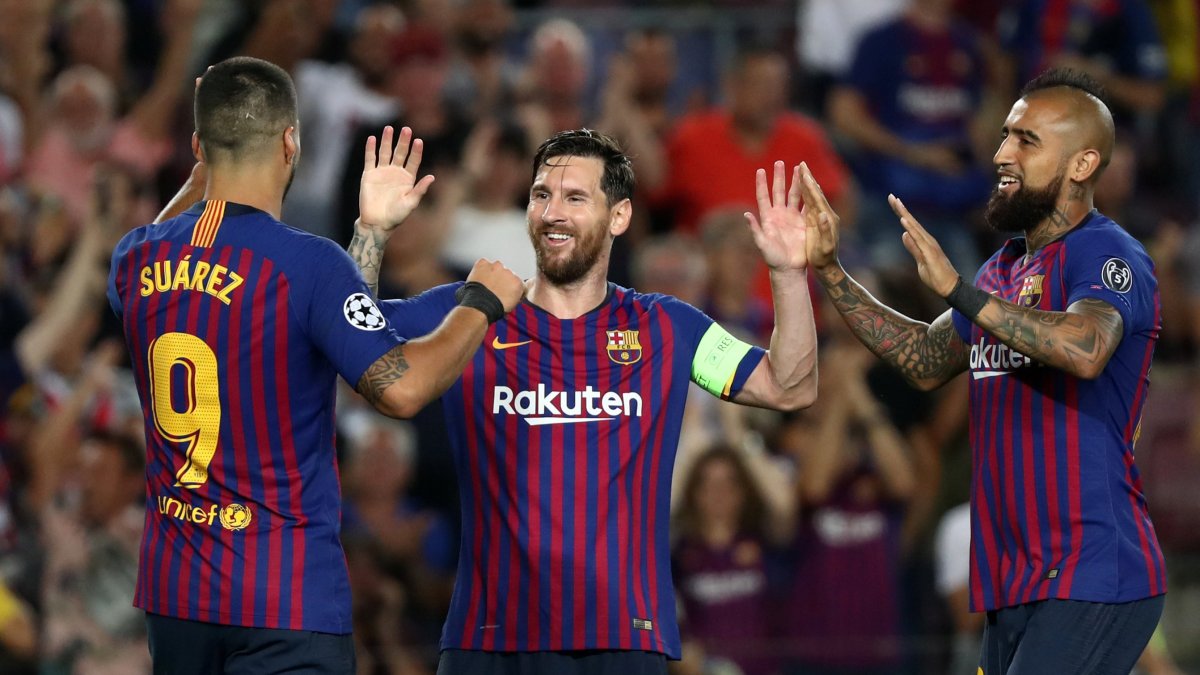 Luis Suárez (i), Lionel Messi y Arturo Vidal, son algunos de los jugadores del Barcelona que publicaron en sus redes sociales el comunicado sobre la reducción de sueldos.