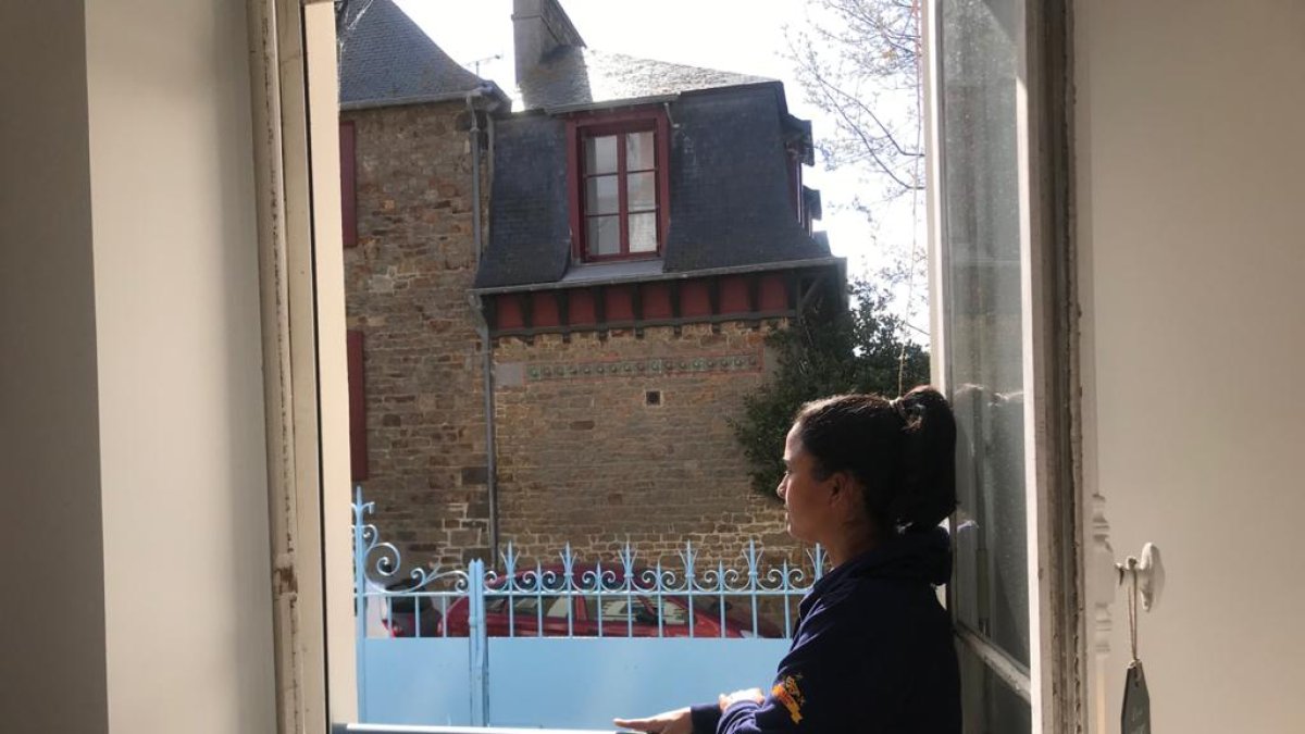 La profesora Emilene Aguayo aguarda fecha de retorno en Francia. Siete estudiantes viajaron con ella.