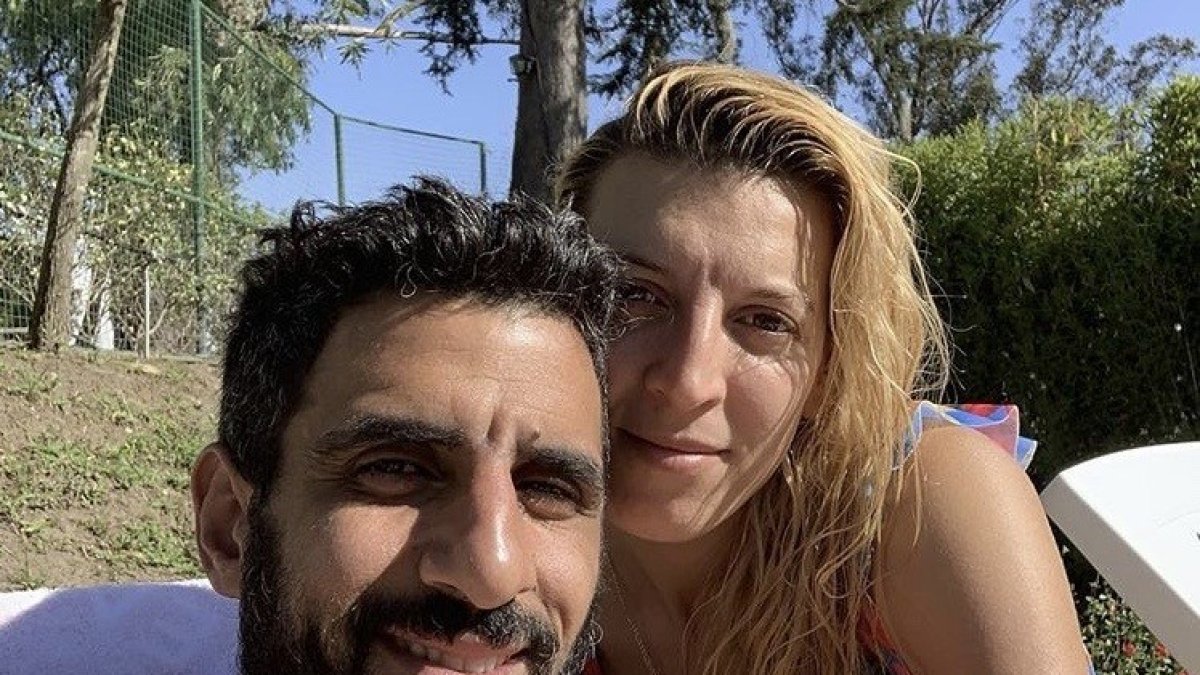 Christian Pellerano tiene un patio en su casa en el que se relaja con su esposa e hijos.