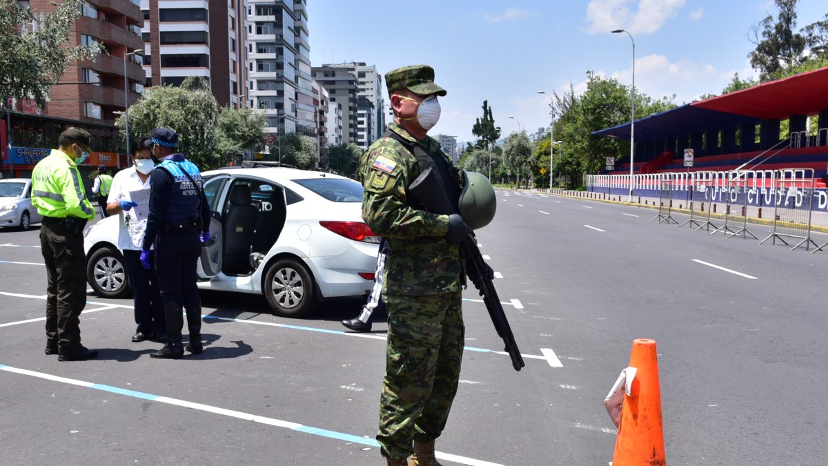 Policía y militares siguen en las scalles ejerciendo los controles de restricción vehicular y toque de queda.