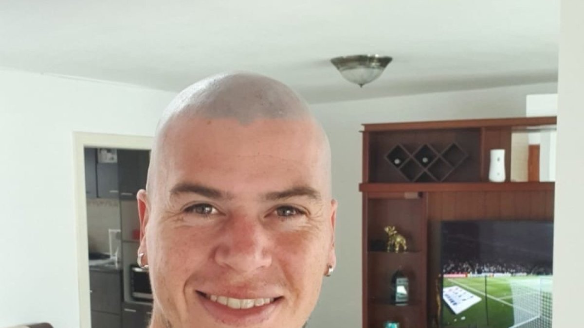 El defensa Carlos Rodríguez se sumó al reto de raparse la cabeza.