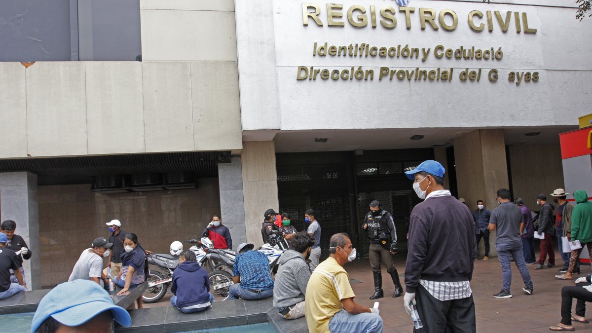 A diario acuden más de cien personas para realizar la inscripción de defunción.