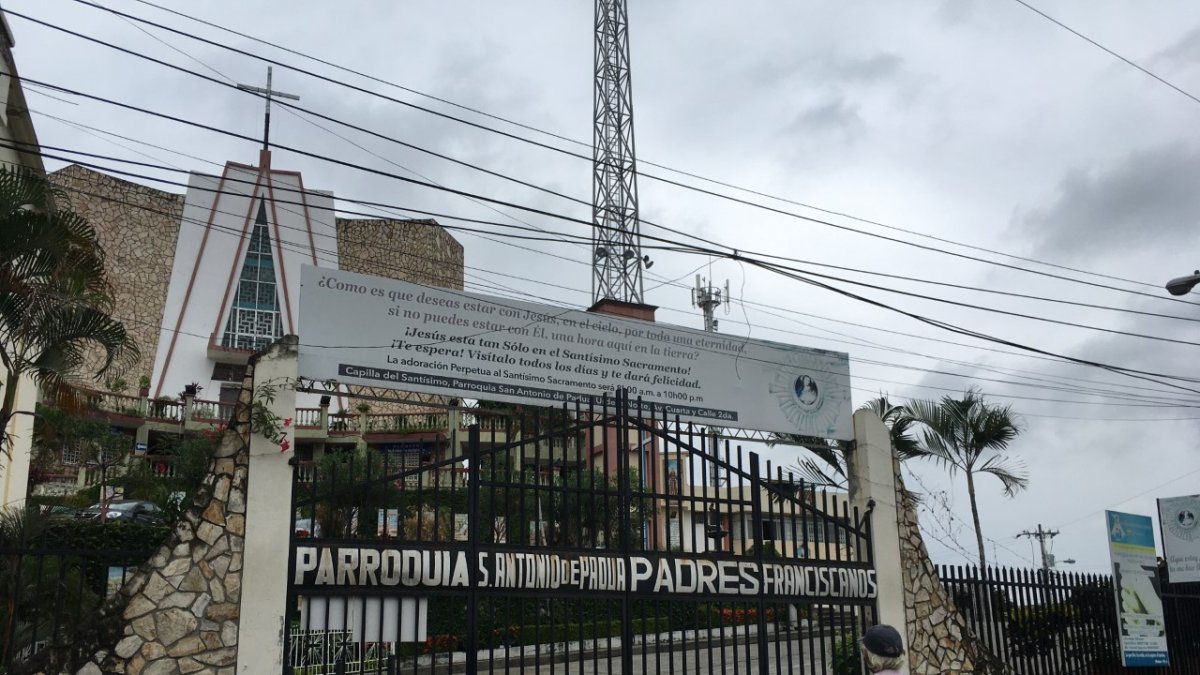 La puertas de la iglesia permanecían cerradas, pues el cuerpo del padre estaba en el interior.