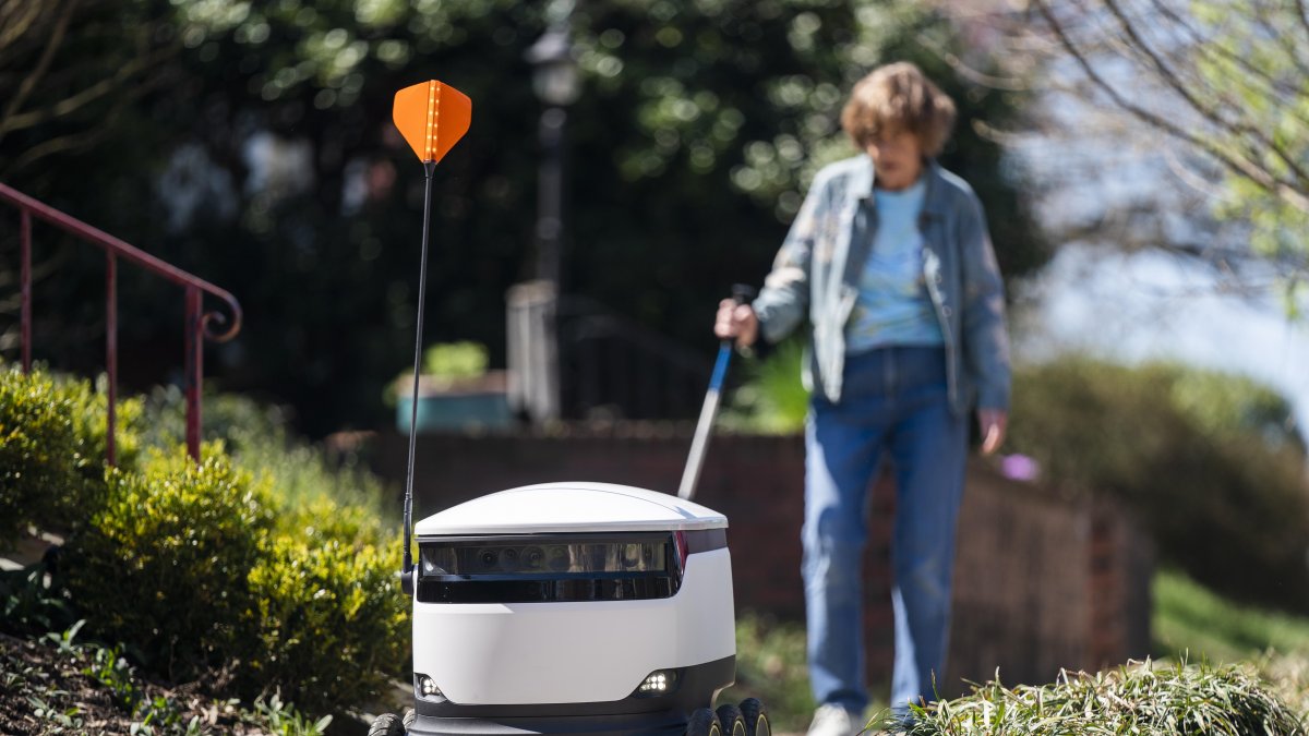 Robots atienden los pedidos a domicilio en un espacio de Washington.