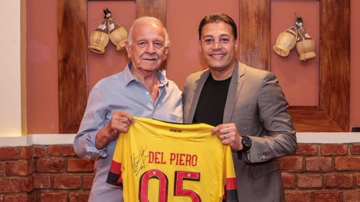 Silvio Devoto Passano (i), en vida, recibió varios homenajes por su servicio al deporte, entre ellos Barcelona, donde fue su presidente en la temporada de 1974.