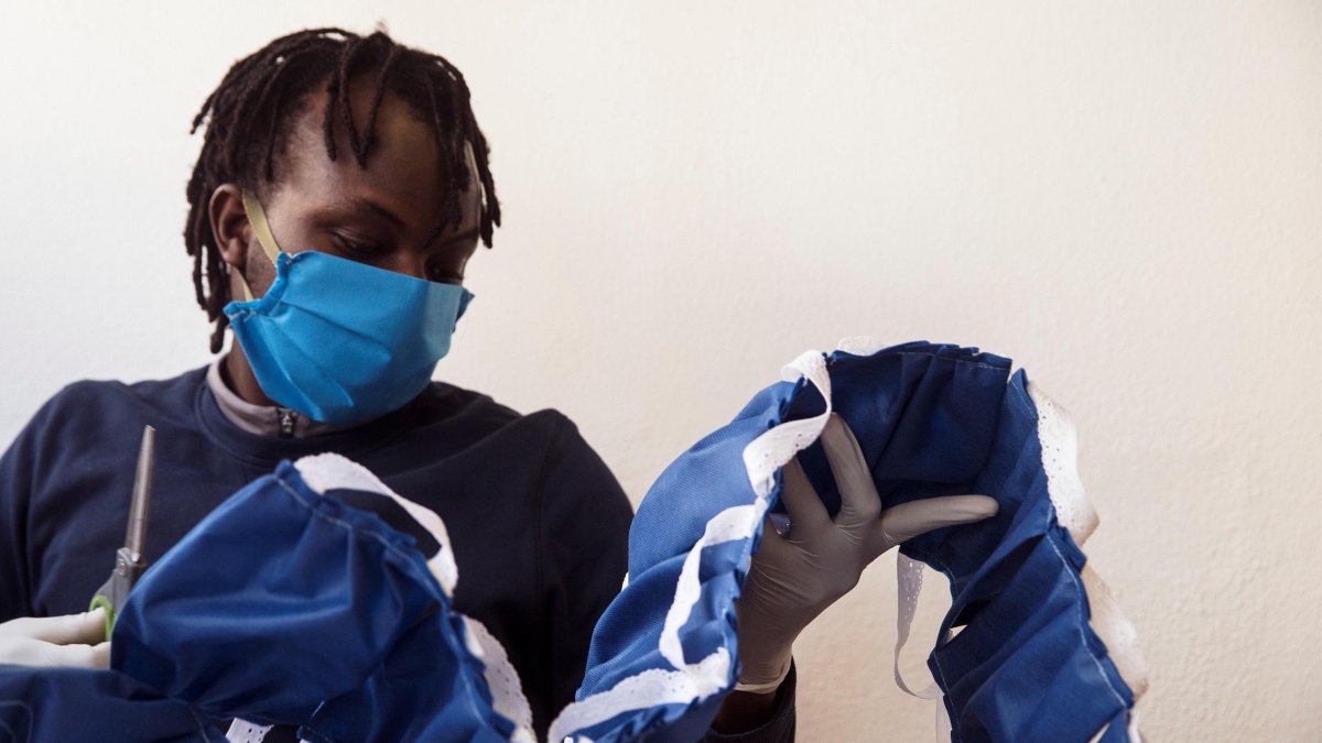 Una persona trabaja en la fabricación de mascarillas, gracias a una iniciativa de la Diputación de Málaga con la colaboración de CaixaBank y Fundación Bancaria 