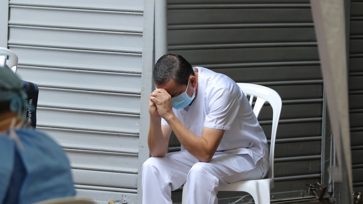 Personas esperan ser atendidos en el exterior del Dispensario del IESS de la Bahía de Guayaquil.