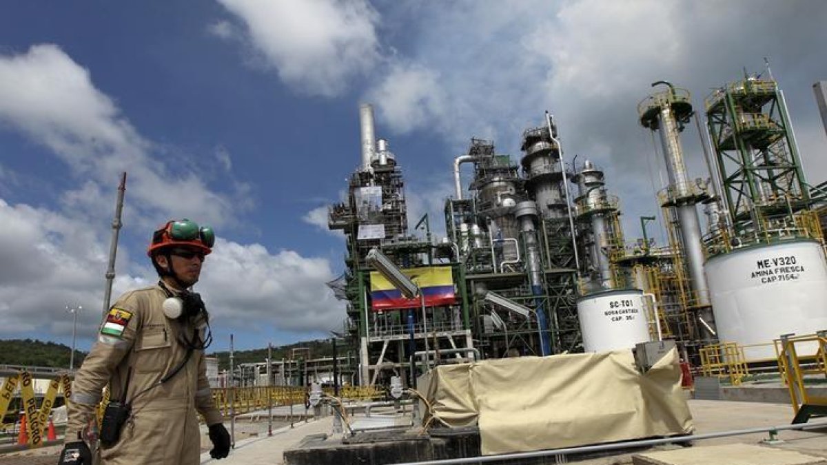 El desplome del precio del petróleo es uno de los factores que complican a la situación económica de Ecuador.