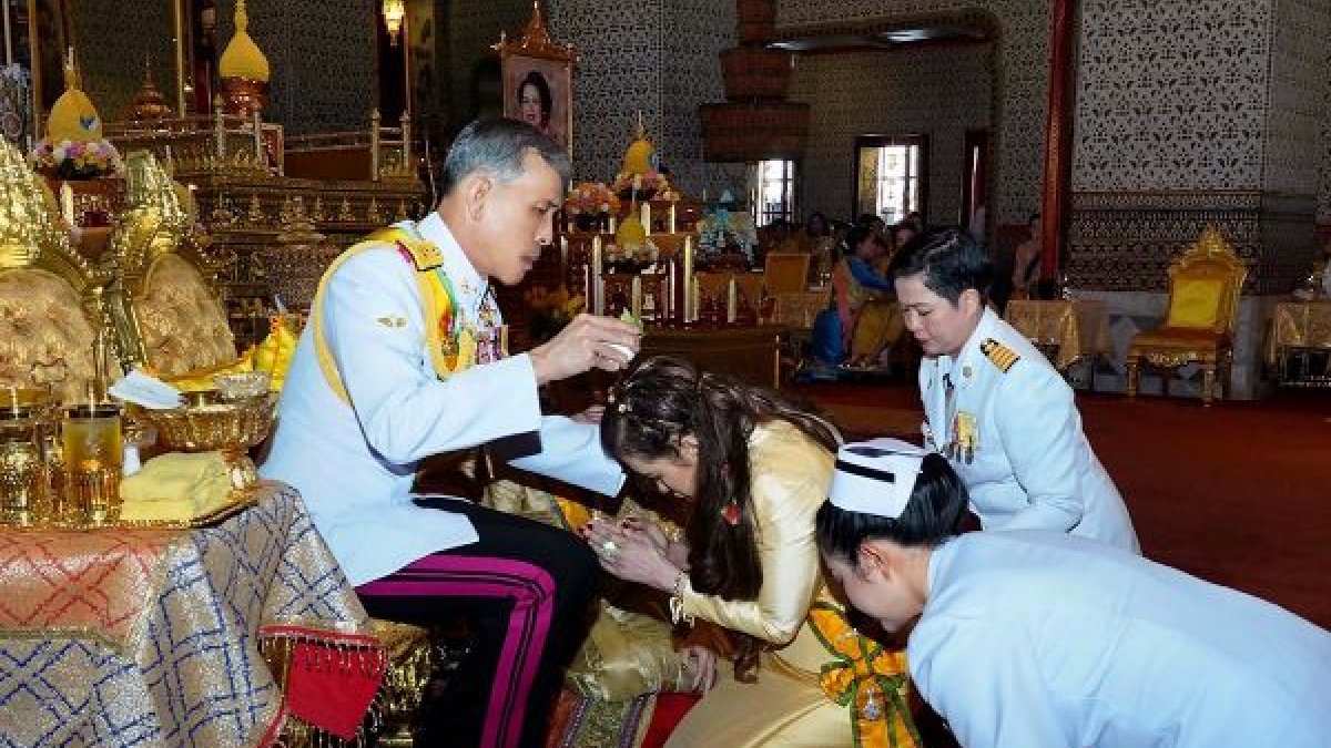 El soberano tailandés lleva una vida de playboy, muy alejado de sus deberes reales.