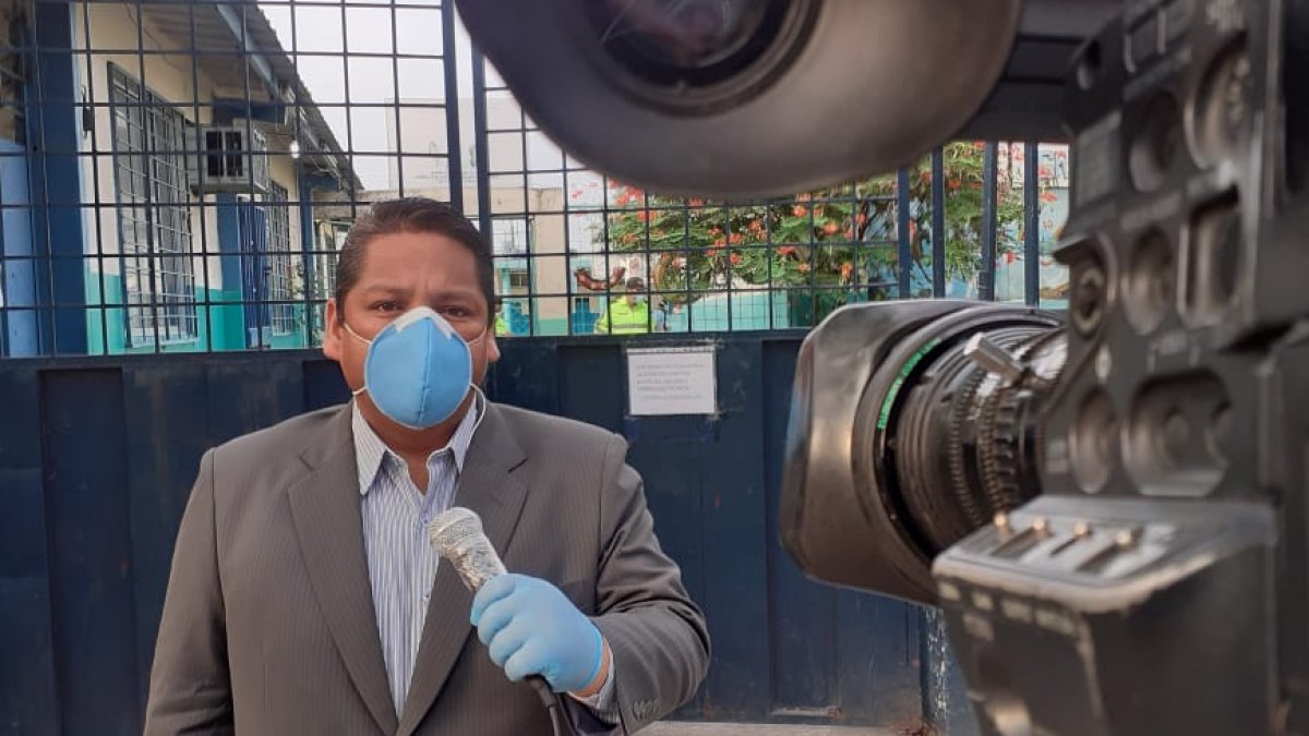 Carlos Julio es uno de los comunicadores que cubre lo que ocurre en la ciudad.