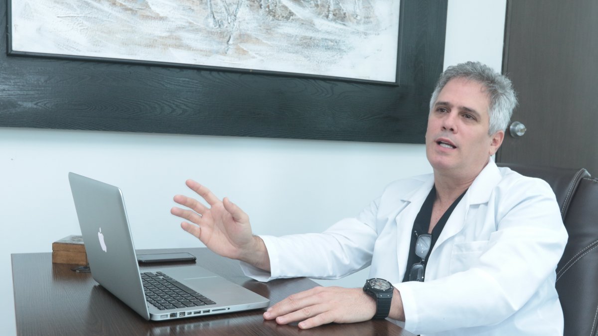 El profesional de la salud es de origen cubano.