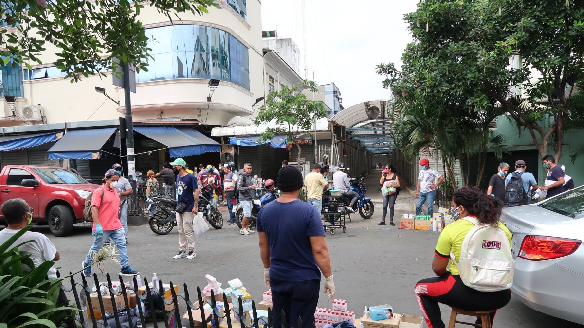 La venta informal en la bahía resurge ante la falta de ingresos de los vendedores.