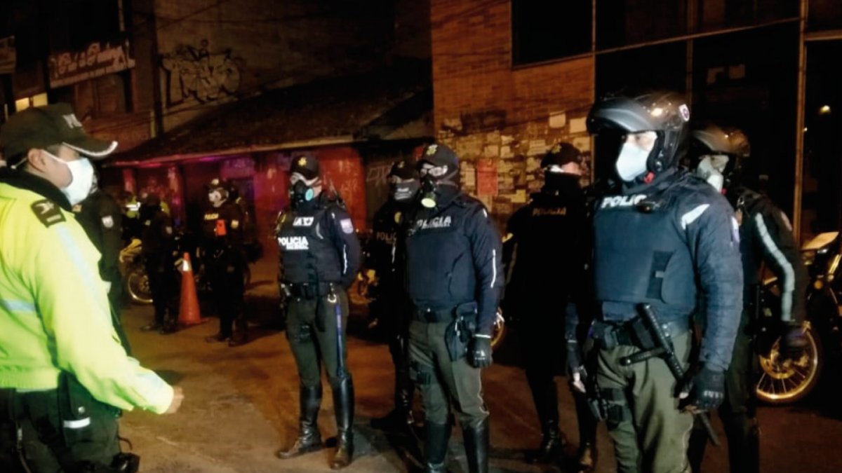 Efectivos de la Policía participaron la madrugada de este 31 de marzo en un operativo cumplido en el mercado Las Cuadras de Quito.