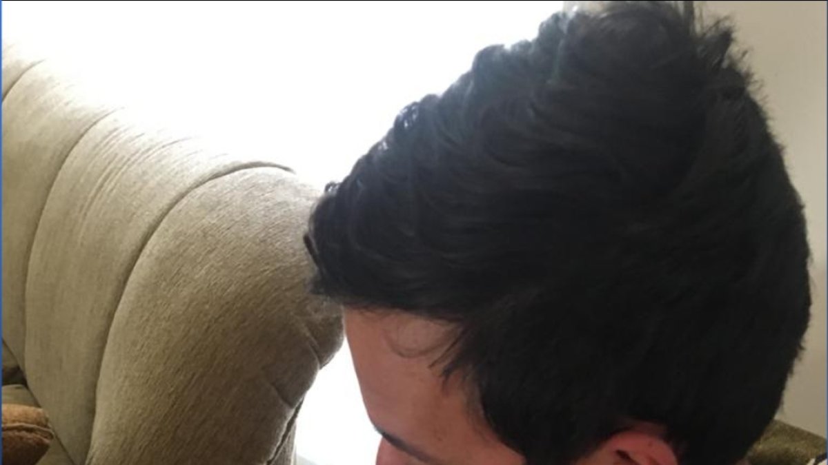 Jhonatan Pérez revisa desde Lima los reportes diarios que presenta el Gobierno ecuatoriano.