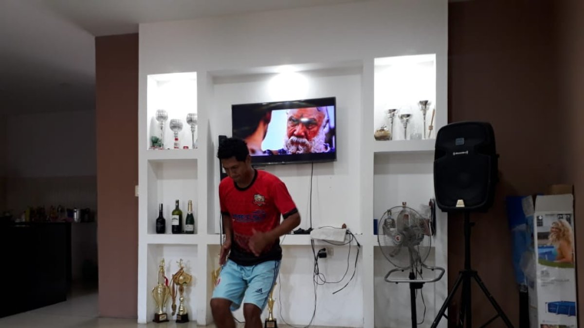 Wilson Pérez, delantero del equipo Copa Fútbol Club, puso conos en la sala de su casa para hacer trabajos de velocidad hasta que se reinicia la Copa Amateur League de la Universidad Católica de Santiago de Guayaquil.