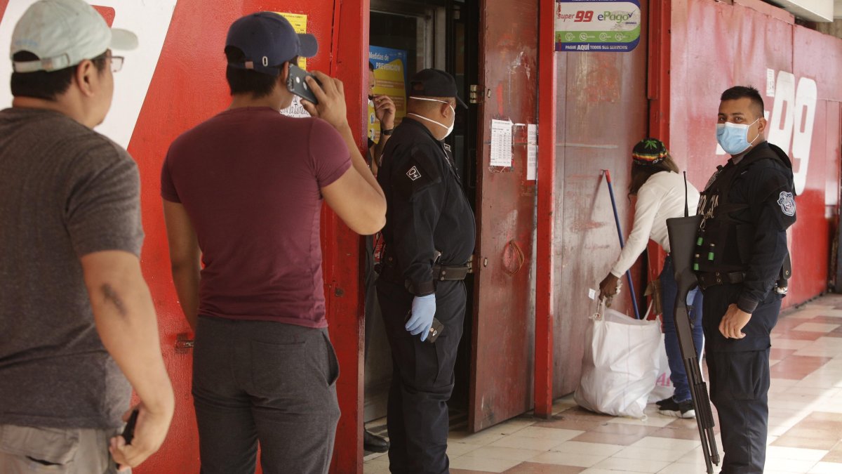 Super mercados son custodiados por la policía para verificar el ingreso de los ciudadanos en Ciudad de Panamá.