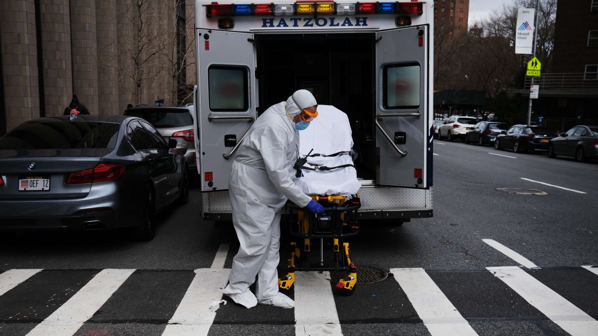 NUEVA YORK. Una ambulancia traslada a un posible contagiado con el coronavirus hasta el hospital Mount Sinai.