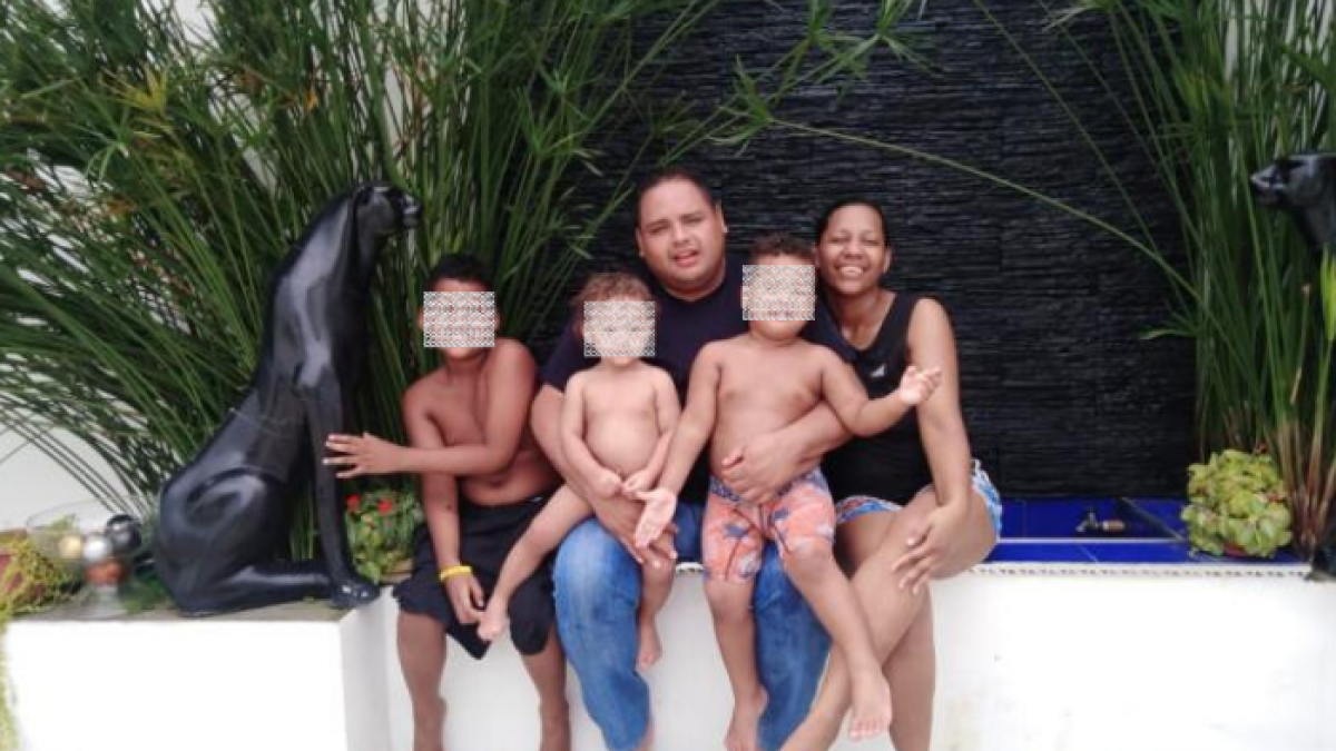 César Chafla junto a su familia. Es uno de los fallecidos que no recibió atención. Tenía 32 años.