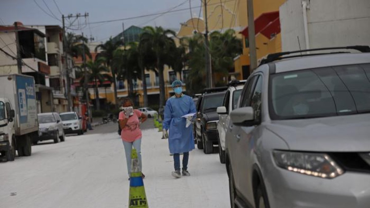 Situación. A lo largo de la semana se registraron largas filas de automotores en los exteriores del laboratorio principal de Interlab en Guayaquil.