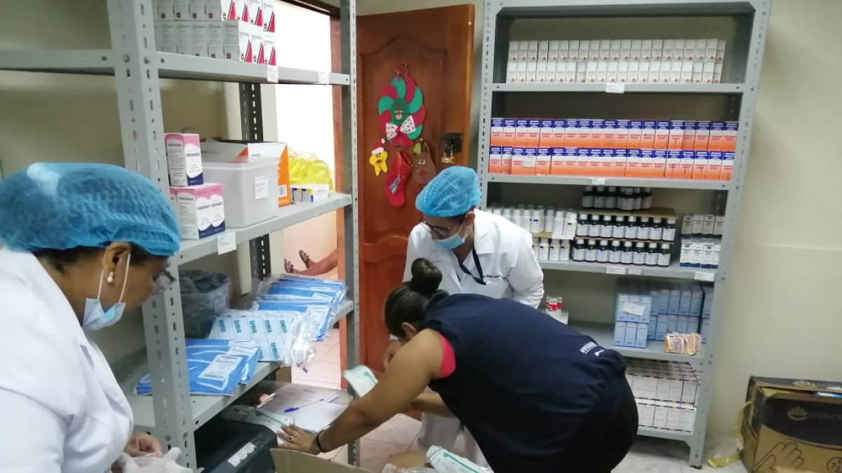 Desde la planta central del Seguro Social Campesino en Quito se arman los kits para enviar a las 24 provincias