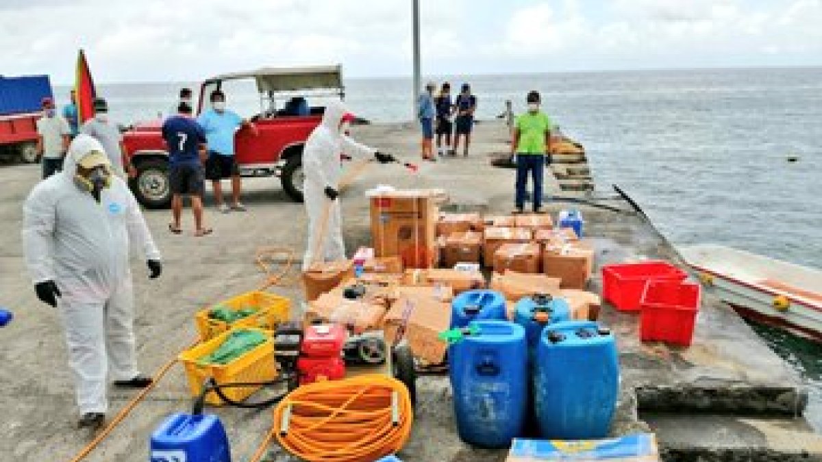 Las autoridades sanitarias desinfectan todos los productos que ingresan a las islas Galápagos.