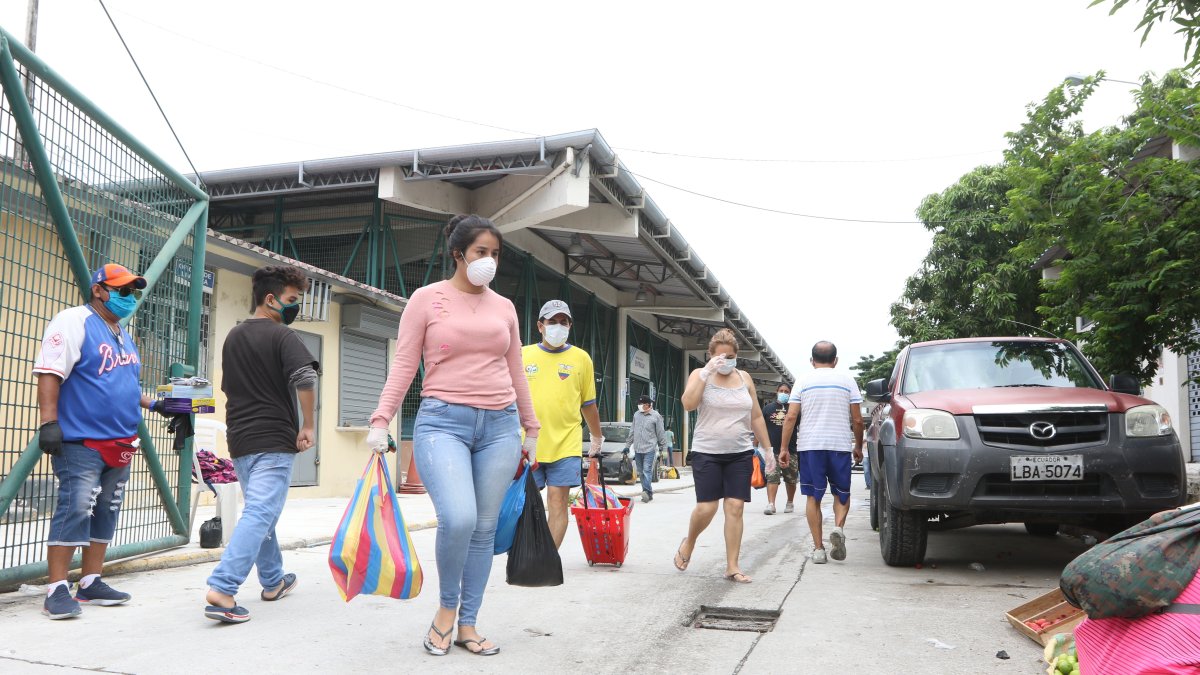 Los clientes del mercado de Sauces 9 no hallan muchos productos.