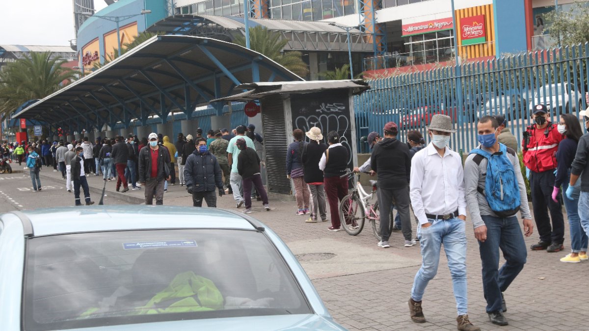 Las mascarillas y los guantes pasarían a ser parte de la indumentaria de los ciudadanos después del COVID-19