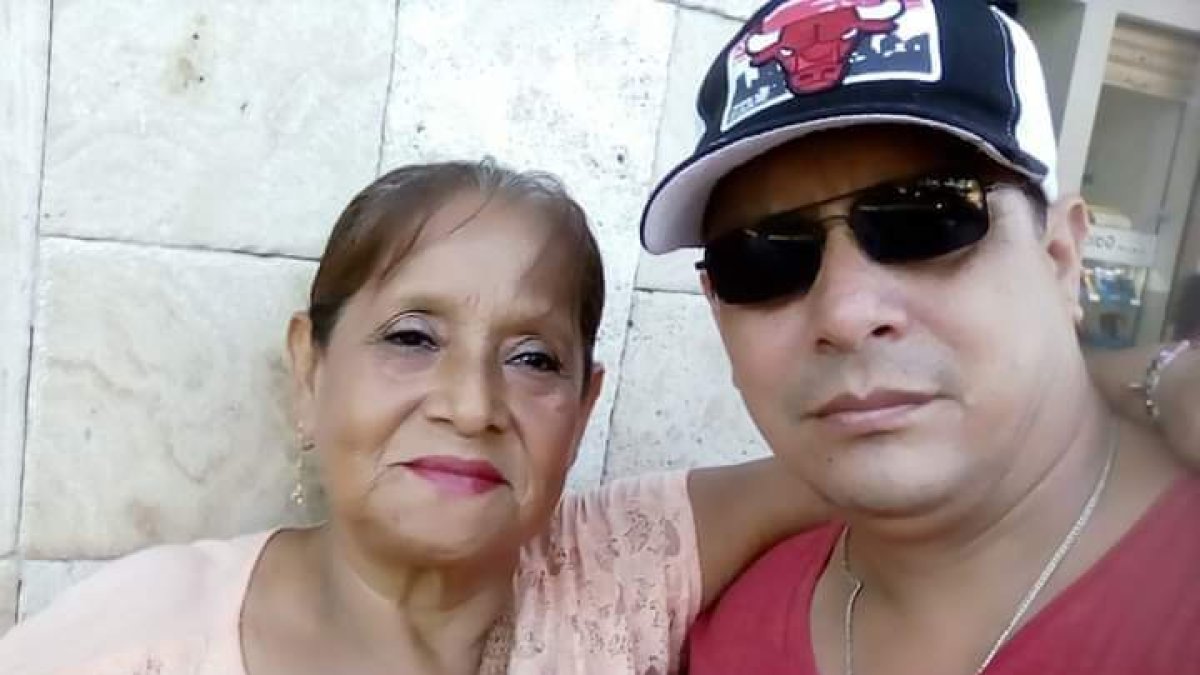 Víctor Hugo Rosado junto a su madre, Juana Cruz.
