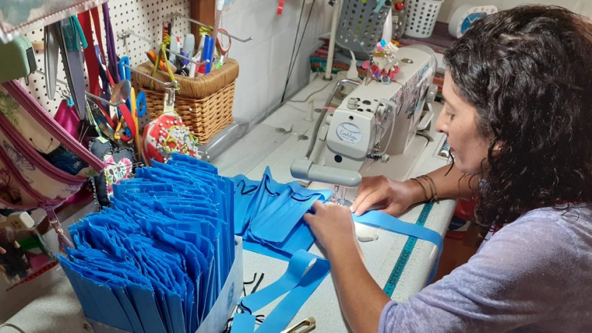 Las mascarillas y otros productos se fabrican en casa.