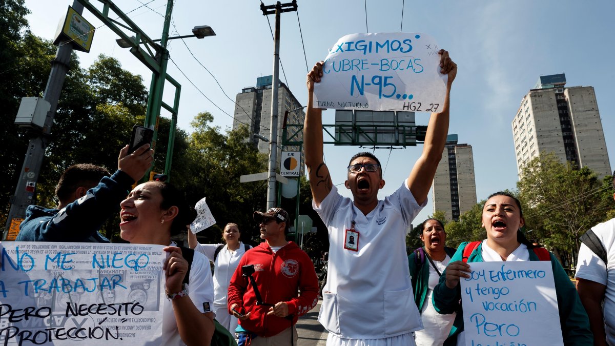 Trabajadores sanitarios en la capital mexicana salieron a a las calles, el pasado martes, para exigir equipamiento médico suficiente.