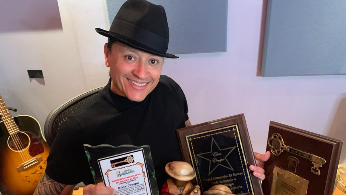 En su casa de Miami tiene artículos comprados en el país, como el sombrero que lleva puesto. Además de varios reconocimientos.