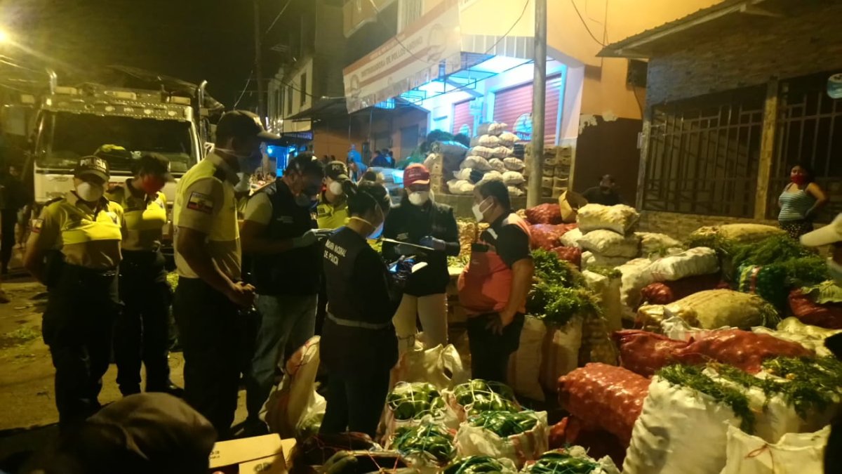 El Ministerio de Agricultura y Ganadería con la policía realizan controles del abastecimiento de productos a los mercados